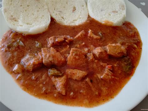 Servírovaný bravčový guláš s knedľou