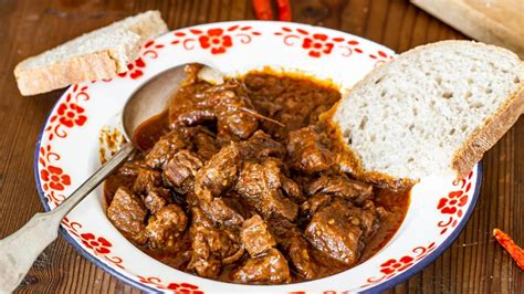 Hovädzí guláš pripravený v rúre