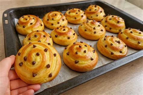 Ilustrácia slimáčikového kysnutého koláča