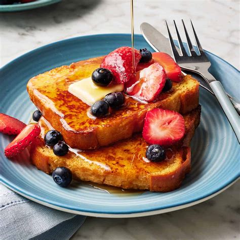 French toast s ovocím a sirupom