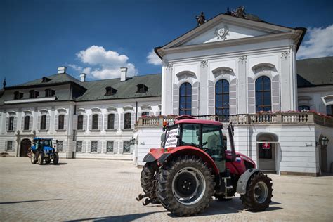 Slovenskí farmári predávajúci ovocie a zeleninu na trhu