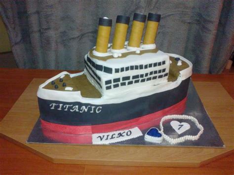 Detail zdobenia torty Titanic