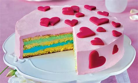 Dúhová torta v reze s farebnými vrstvami