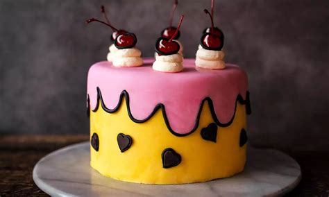 čierno-červená bodkovaná torta na podnose