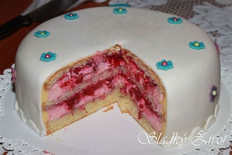 Hotová malinová torta
