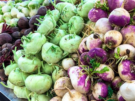 Ilustračná fotografia čerstvého kalerábu a mrkvy