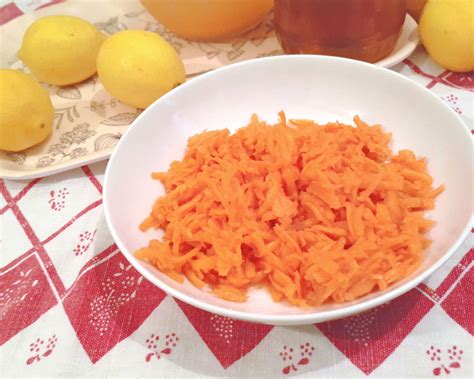 Nastrúhaný kaleráb a mrkva v miske