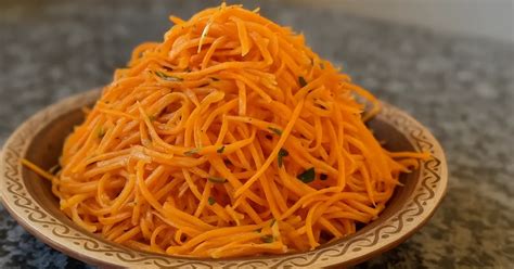 Hotový kalerábový šalát ozdobený petržlenovou vňaťou