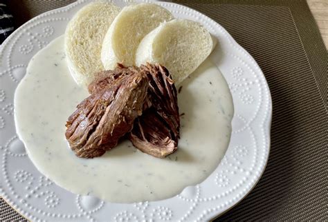 Hotové pečené mäso s chrenovou omáčkou a knedľou