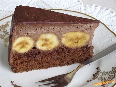 Hotová kubánska torta s banánmi a šľahačkou