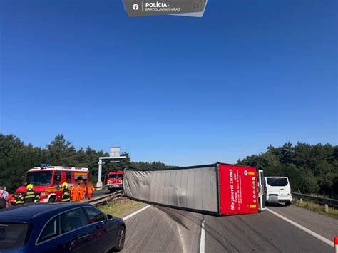 Kamión prevrátený na diaľnici s rozliatou čokoládou