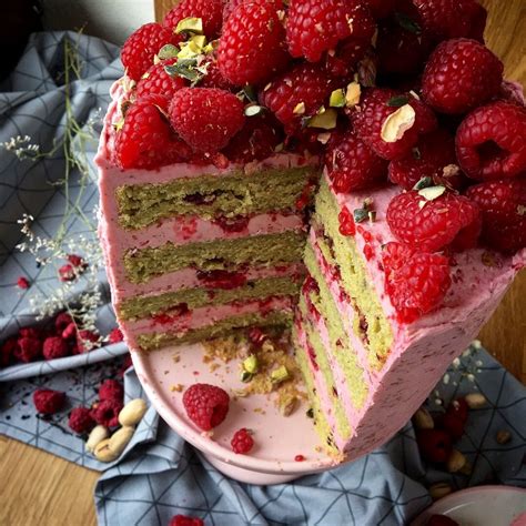 Domáca pistáciová torta s malinami