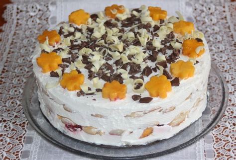 Rozprávková torta s roládovými kúskami a ovocím