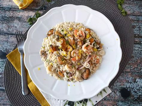 Rôzne varianty Khao Pad s morskými plodmi a tofu