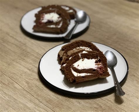 Vegánska čokoládová roláda s jahodami