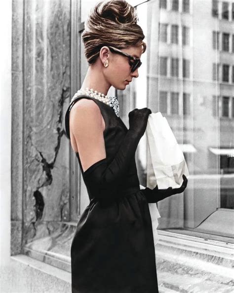 Audrey Hepburn ako Holly Golightly pred Tiffany & Co.
