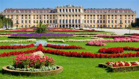 záhrady zámku Schönbrunn v slnečnom počasí