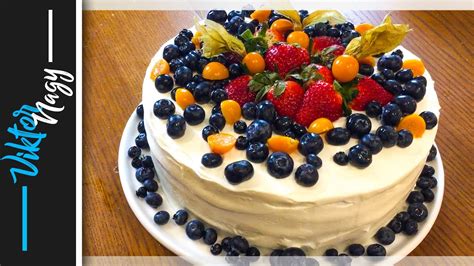 Torta ženské torzo s krémom a dekoráciou