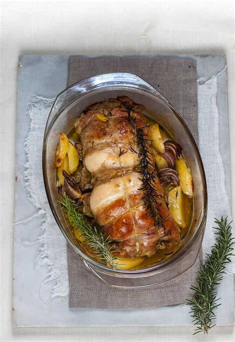 Plnený králik pripravený na pečenie