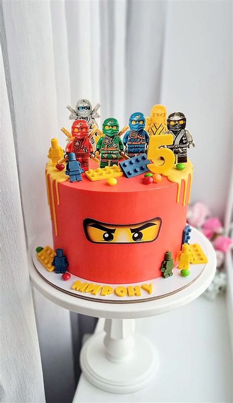 Hotová ninja torta s detailnými dekoráciami