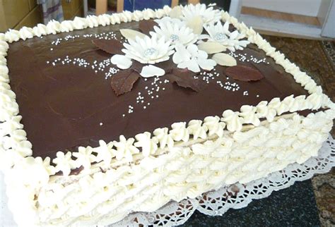 Ukážka kvetinovej torty zdobenej maslovým krémom