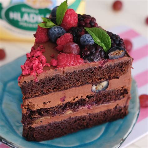 Hotová čokoládová torta s ovocím