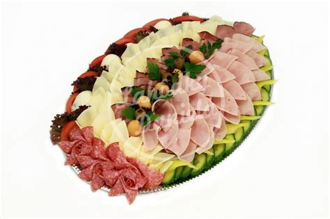 Obložená misa torta s rôznymi ingredienciami