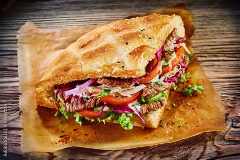 Rozrezaný döner kebab v pita chlebe