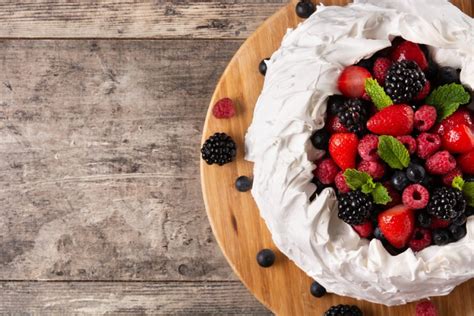 Pavlova torta s krémom a čerstvým ovocím