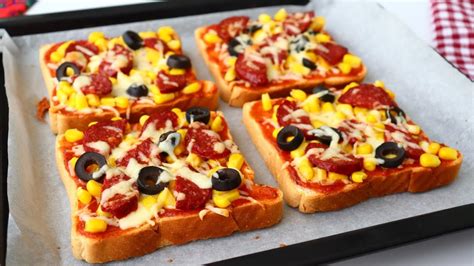 Pizza z toastového chleba s mozzarellou a salámou