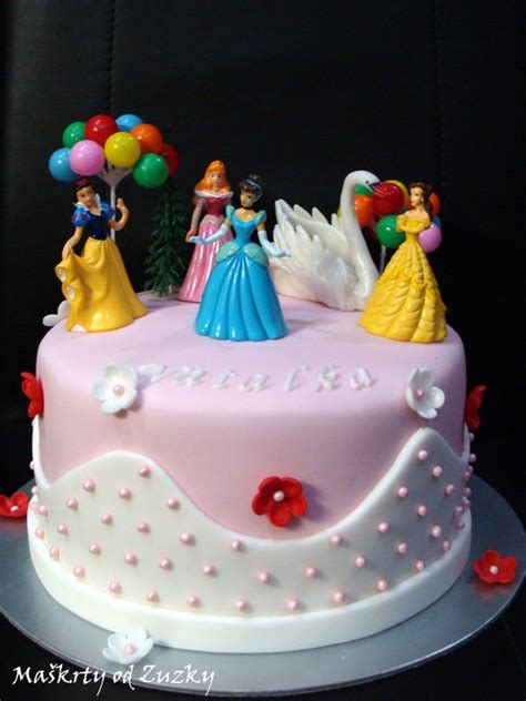 Torta s rôznymi rozprávkovými princeznami