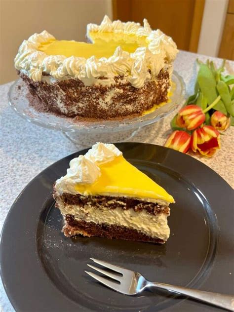 Orechová torta s malinovým pudingom a vaječným likérom
