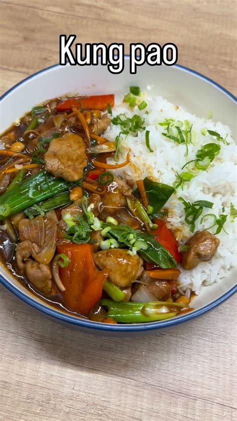 Ingrediencie na mäsovú omáčku (cibuľa, mrkva, cesnak, mleté mäso, paradajky, bylinky)