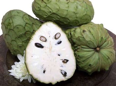 Čerstvá rozkrojená anona (cherimoya)