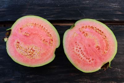 Čerstvá guáva s ružovou dužinou