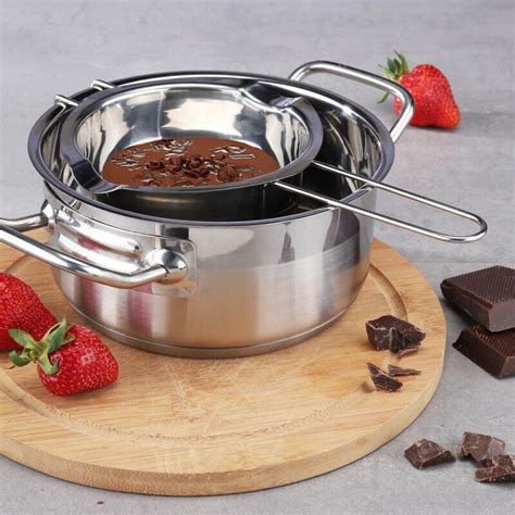 Ilustrácia vodného kúpeľa na rozpúšťanie čokolády