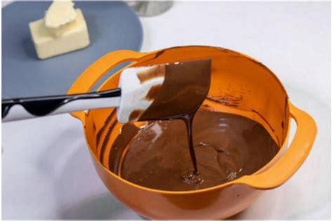 Ilustrácia rozpúšťania čokolády v mikrovlnnej rúre