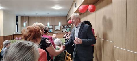 Seniori spoločne stolujú