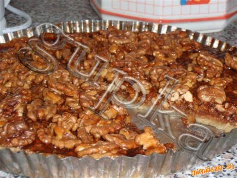 Detail rezu jablkovej torty s orechovou polevou
