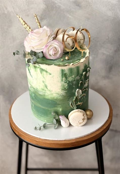 Esteticky ozdobená viacvrstvová torta