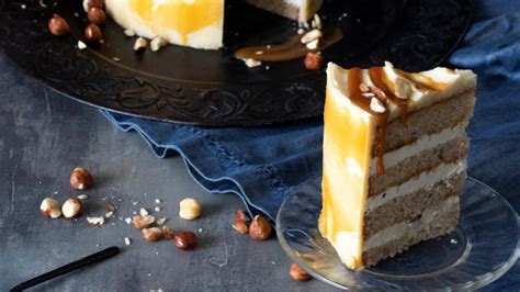 Hotová torta so slaným karamelom a čokoládovou polevou