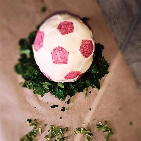 Slaná torta v tvare futbalovej lopty z chleba a údenín