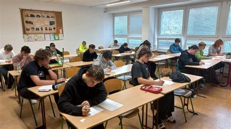 Školák opakujúci si učivo zo slovenského jazyka pred písomkou