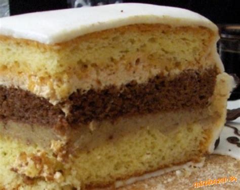 Hotová banánovo-hrušková torta s karamelovým krémom