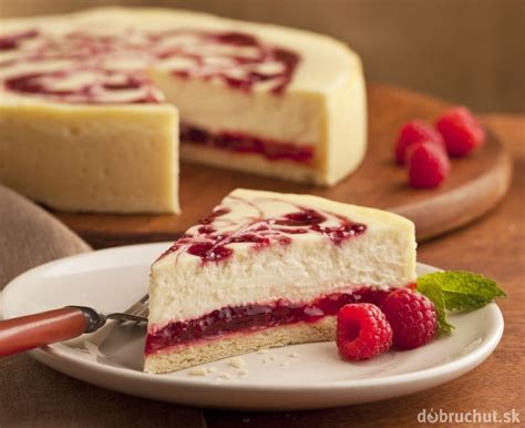 Hotový pečený malinový cheesecake