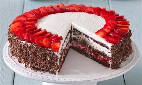 Rozkrojená torta s vrstvami krému a jahôd