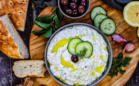 Miska tvarohu ochuteného tzatziki so sviežou uhorkou a kôprom