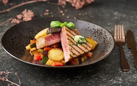 Servírovanie Nowaco Zámeckej zmesi so steakom z tuniaka