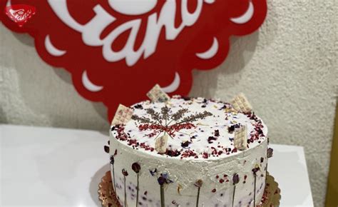 Torta zdobená jemnou čokoládovou mriežkou a čerešňovými kvetmi