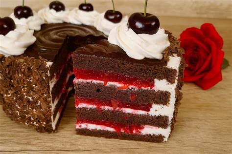 Bohatá čokoládovo-oriešková torta
